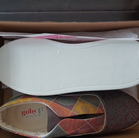 Goby Trending Slip-on Sneakers - Picture 3 of 7